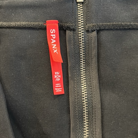 Spanx The Perfect V Neck Seamed Black Sleeveless Top Sz XS - Picture 6 of 7